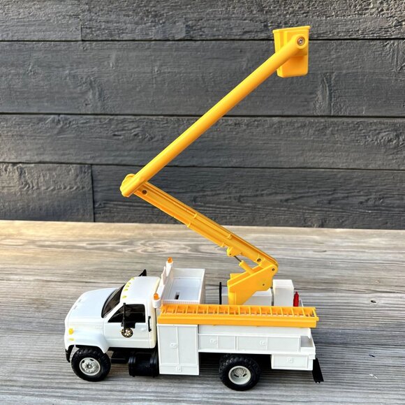 11" DG PRODUCTIONS -1995-1-1 Oregon Trail Electric Co-op Utility Bucket Truck - Picture 12 of 16